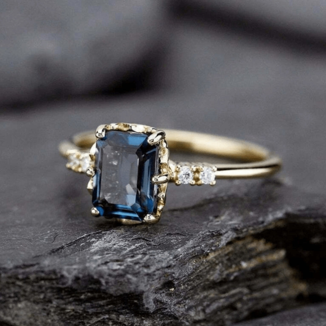 Anillo Vintage de Oro con Cristal Azul