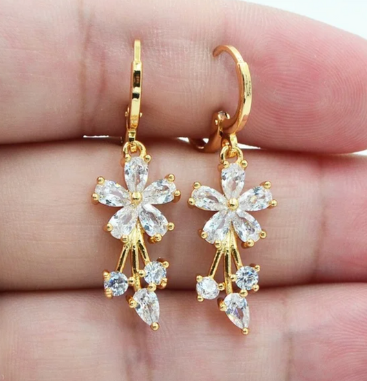 Aros chapados en oro de 18 quilates con margaritas de cristal blanco