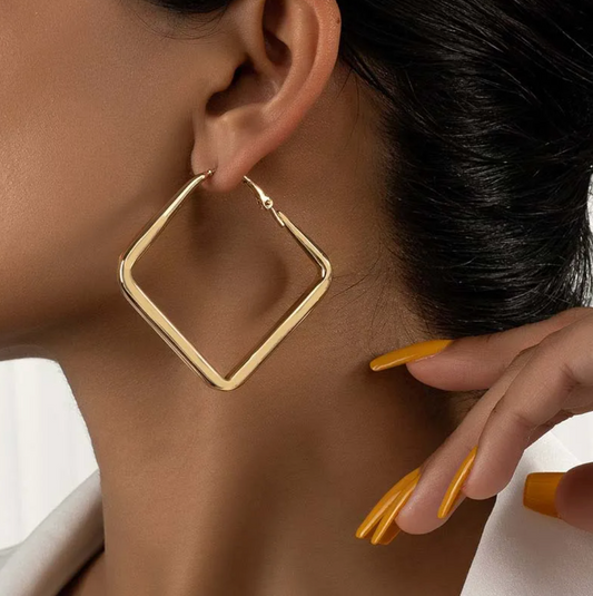 Aretes cuadrados grandes dorados de 18 quilates