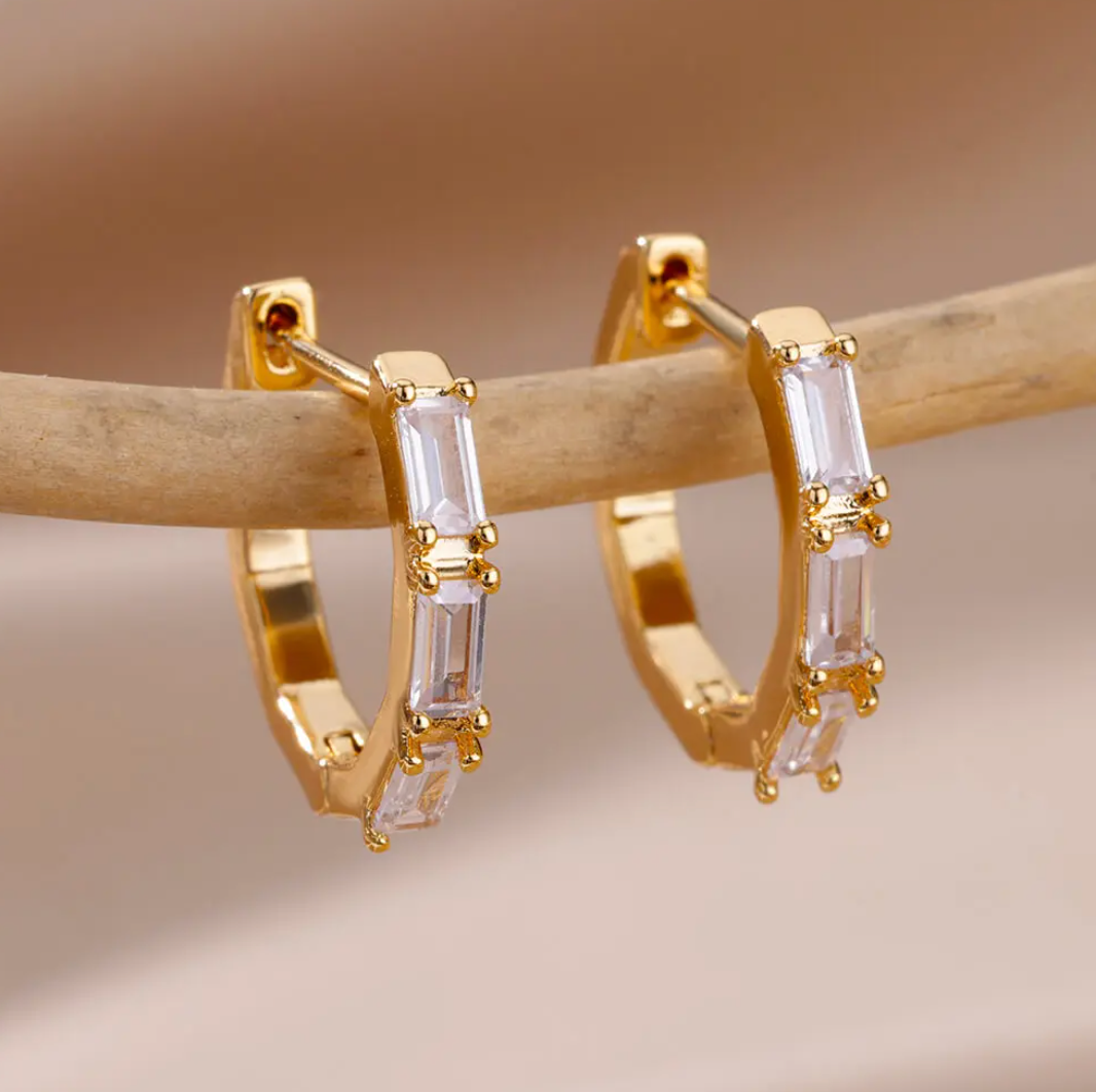 Aros finos chapados en oro de 18 quilates con cristales geométricos