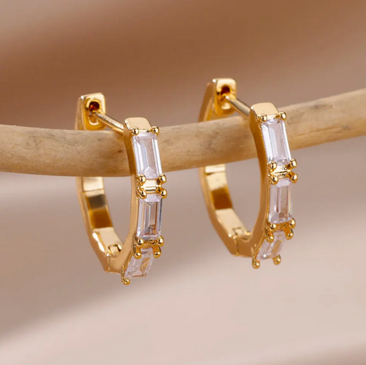 Aros finos chapados en oro de 18 quilates con cristales geométricos