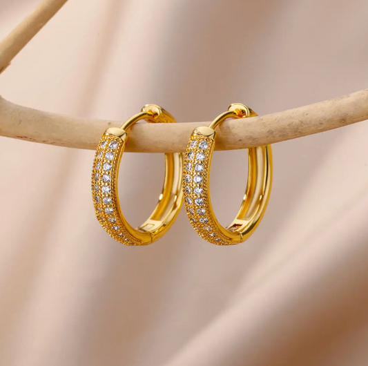 Aros dorados de 18 quilates en forma de círculo con circonitas