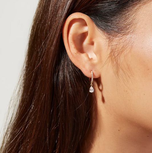 Aretes cortos dorados de 18 quilates con colgante brillante