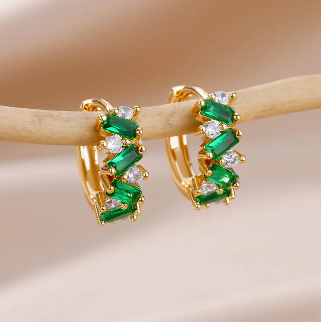 Aros dorados de 18 quilates verdes con cristales espaciales