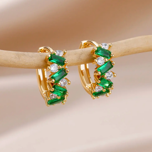 Aros dorados de 18 quilates verdes con cristales espaciales