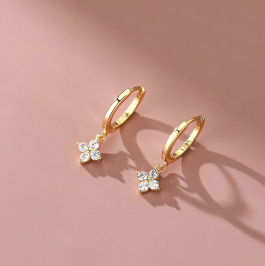Aretes muy pequeños dorados de 18 quilates en forma de margarita con strass