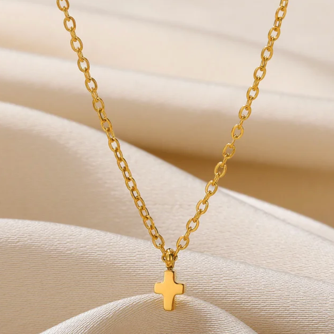 Collar chapado en oro de 18 quilates con una pequeña cruz sólida