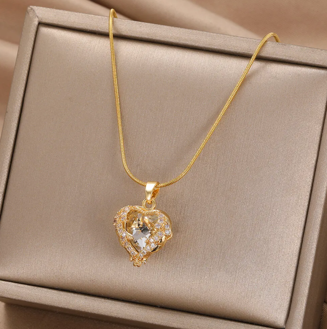 Collar chapado en oro de 18 quilates con corazón blanco y strass