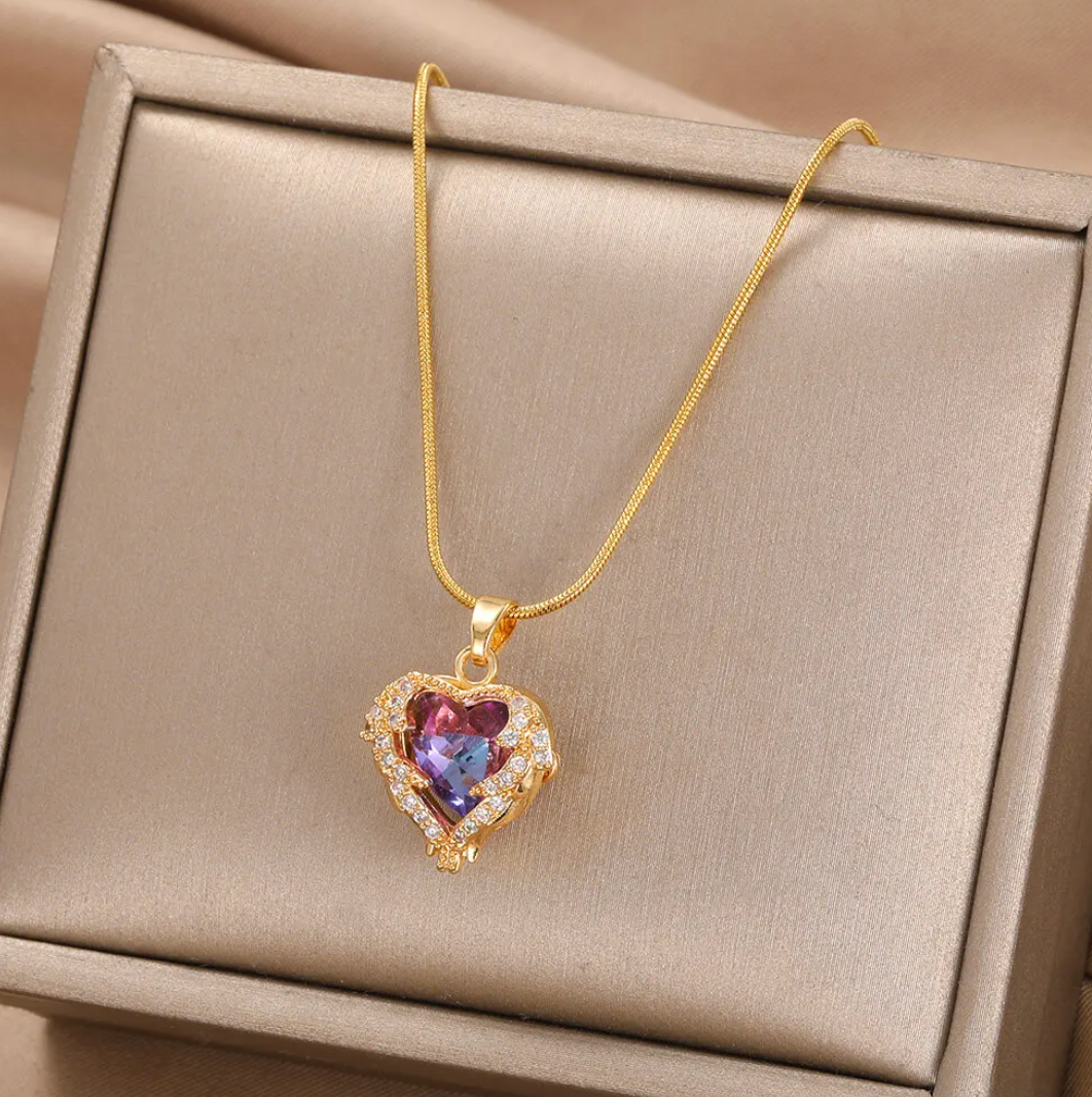 Collar dorado de 18 quilates con corazón violeta y strass