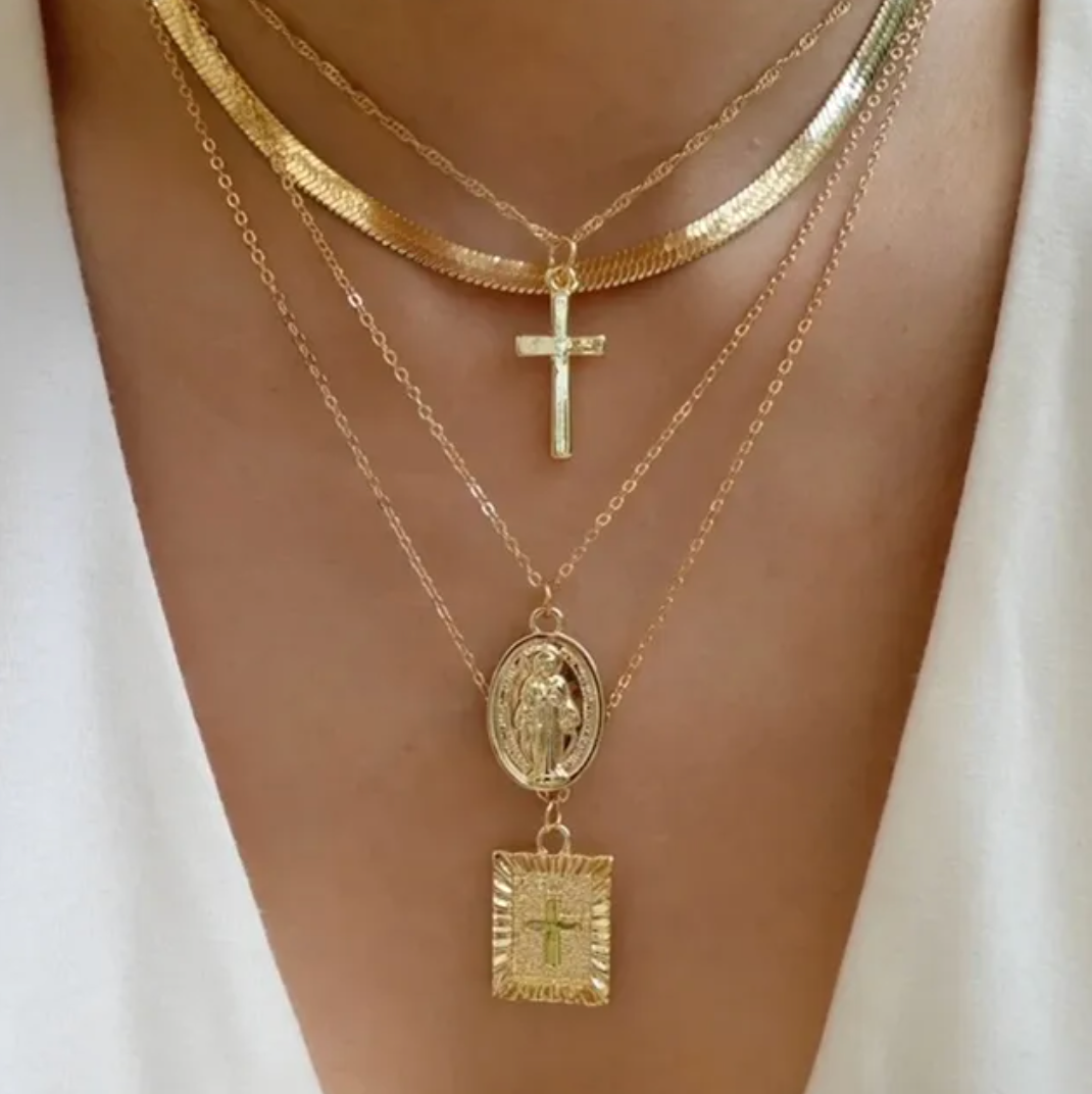 Set de 4 collares dorados de 18 quilates con gargantilla y cruz
