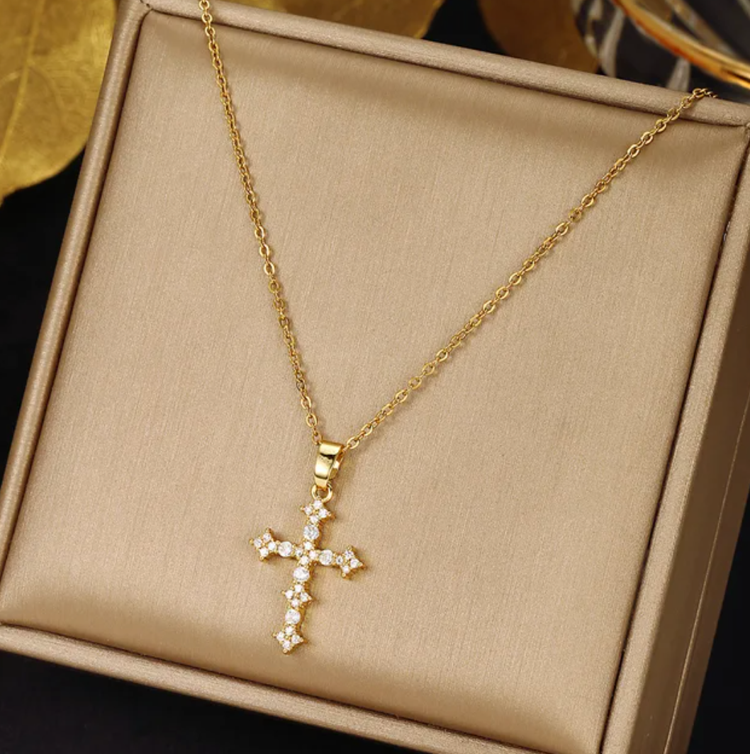Collar dorado de 18 quilates con pequeña cruz en forma de diamantes