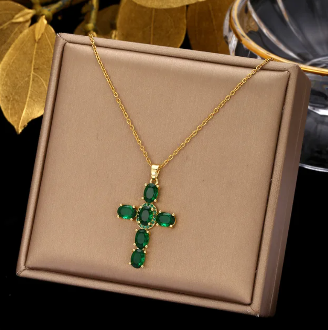 Collar chapado en oro de 18 quilates con cruz de cristal verde