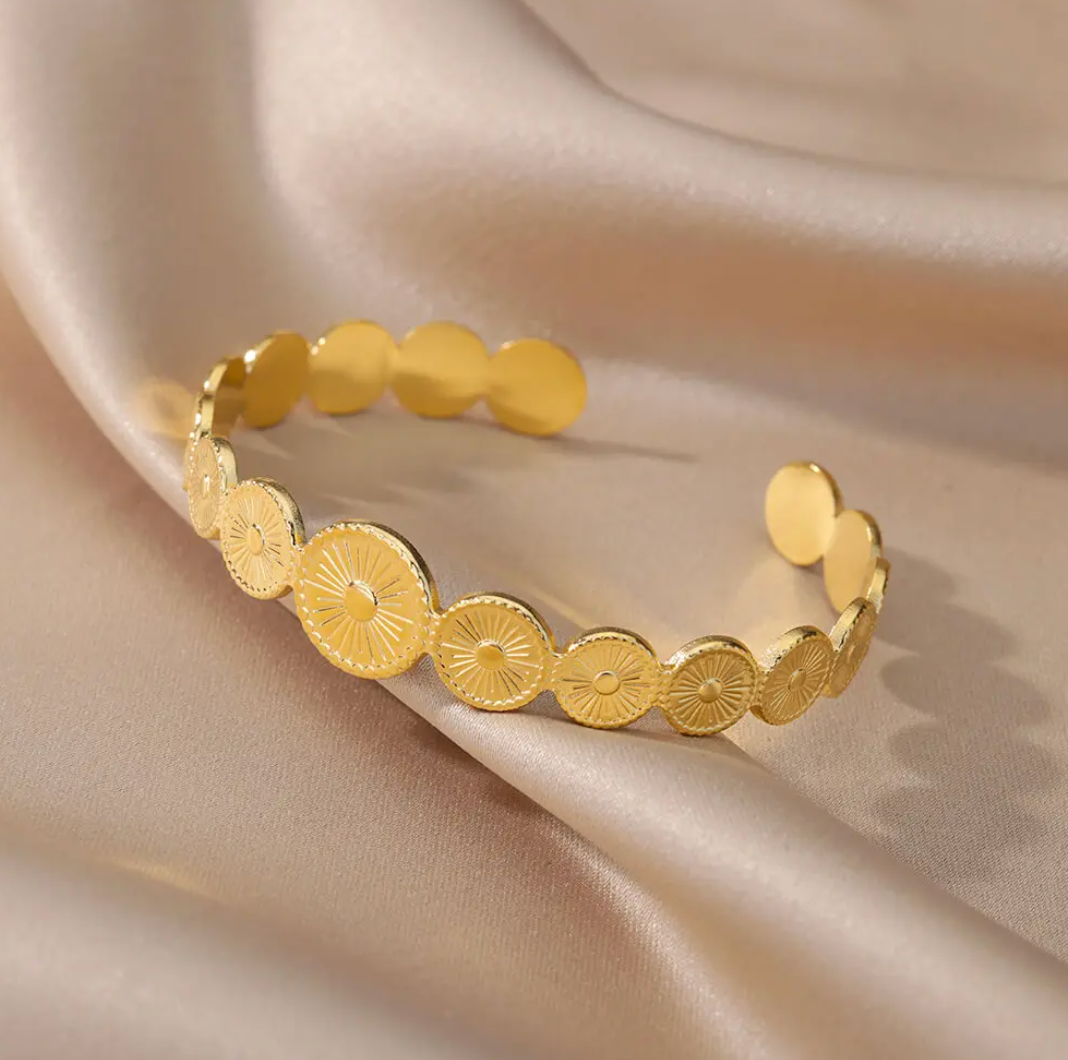 Collar chapado en oro de 18 quilates con pequeños cuadrados