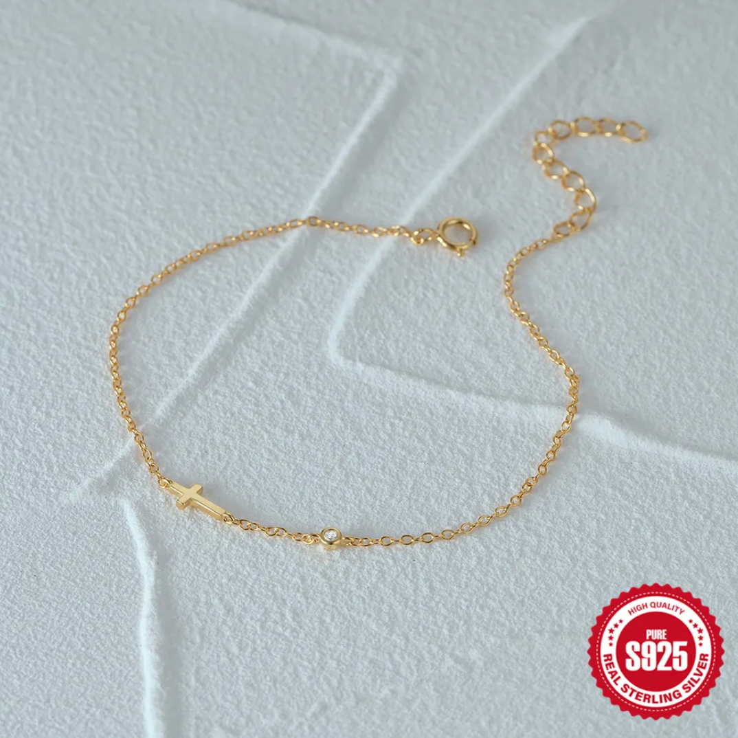 Pulsera fina chapada en oro de 18 quilates con cruz y ojo de circonita