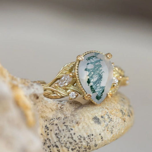 Anillo natural de piedra blanca y oro
