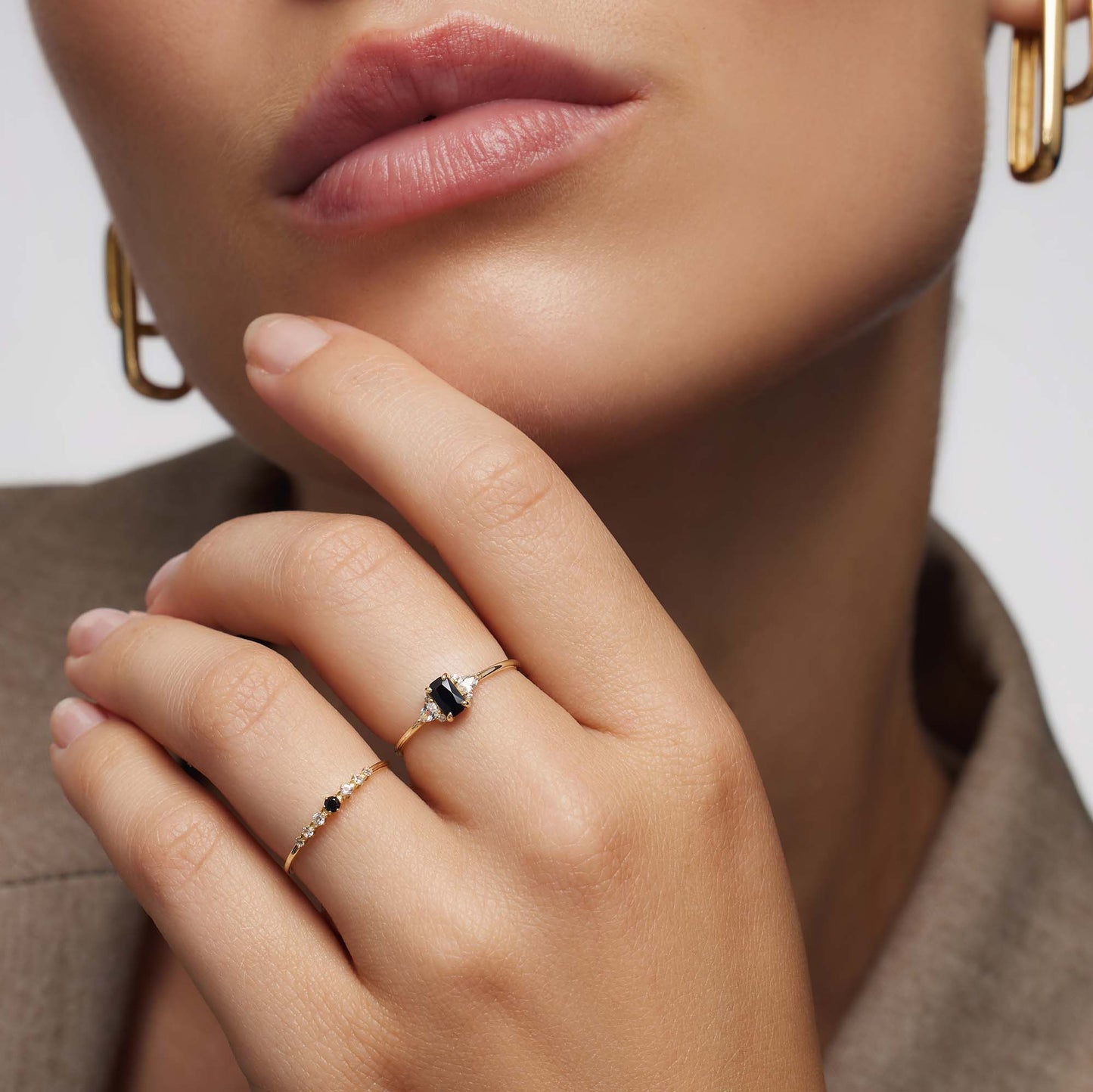 Anillo de Espinela Negra y Bageta - Joyas de Sophia