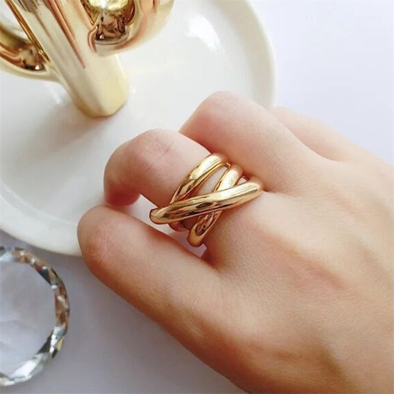 Anillo de capas delicadas con diseño disruptivo