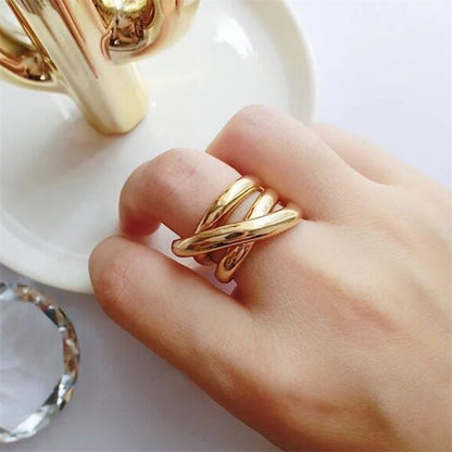 Anillo de capas delicadas con diseño disruptivo