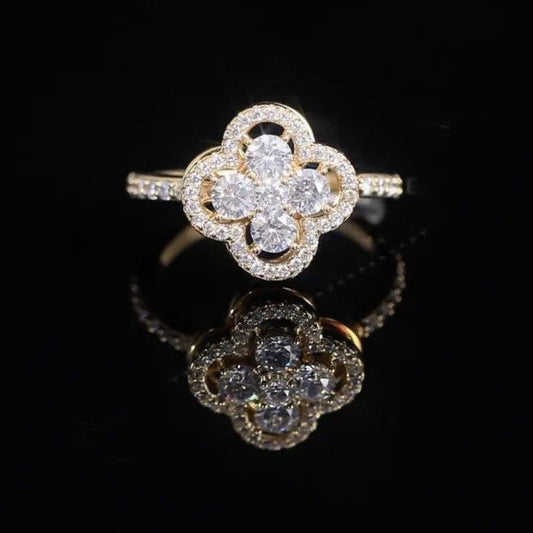 Anillo giratorio de trébol con circonitas