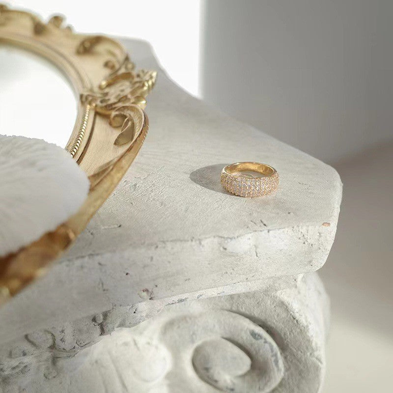 Anillo dorado de Domo de Cristal