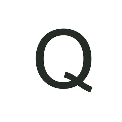 Cadena moderna dorada de 18 quilates con iniciales y candado