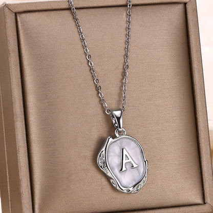 Collar océano con iniciales dorado de 18 quilates en el fondo marino