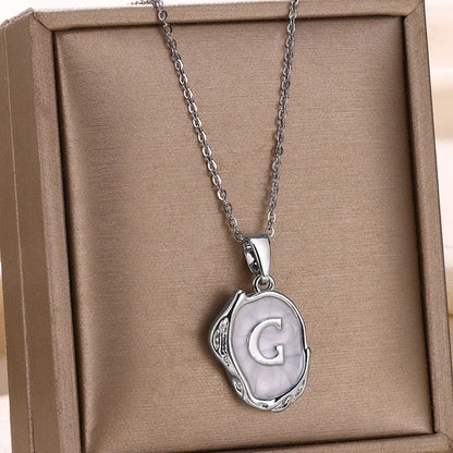 Collar océano con iniciales dorado de 18 quilates en el fondo marino