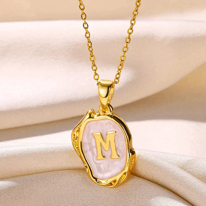 Collar océano con iniciales dorado de 18 quilates en el fondo marino