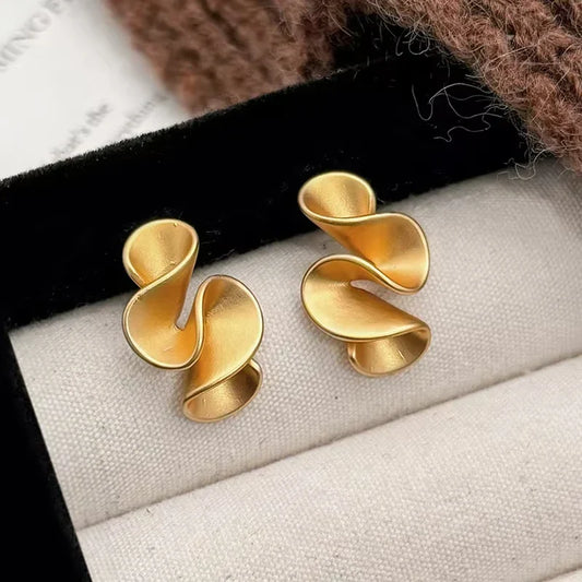 Pendientes de botón de flores de plata esterlina y oro de 18K