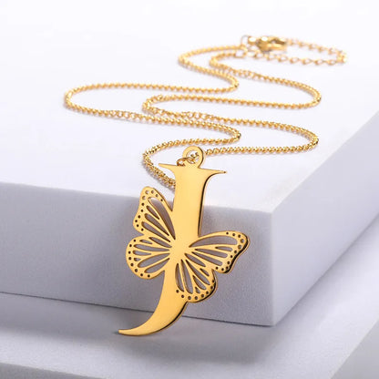Cadena de iniciales dorada de 18 quilates con elegante mariposa