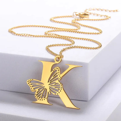 Cadena de iniciales dorada de 18 quilates con elegante mariposa