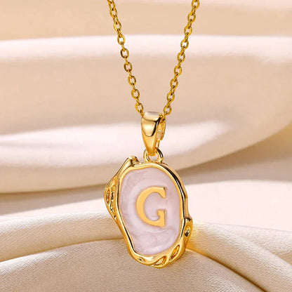Collar océano con iniciales dorado de 18 quilates en el fondo marino