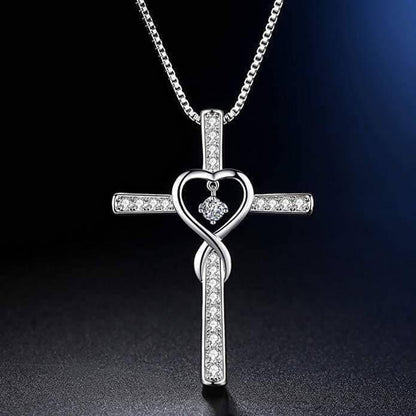Collar bendito de cruz con corazón de circonitas