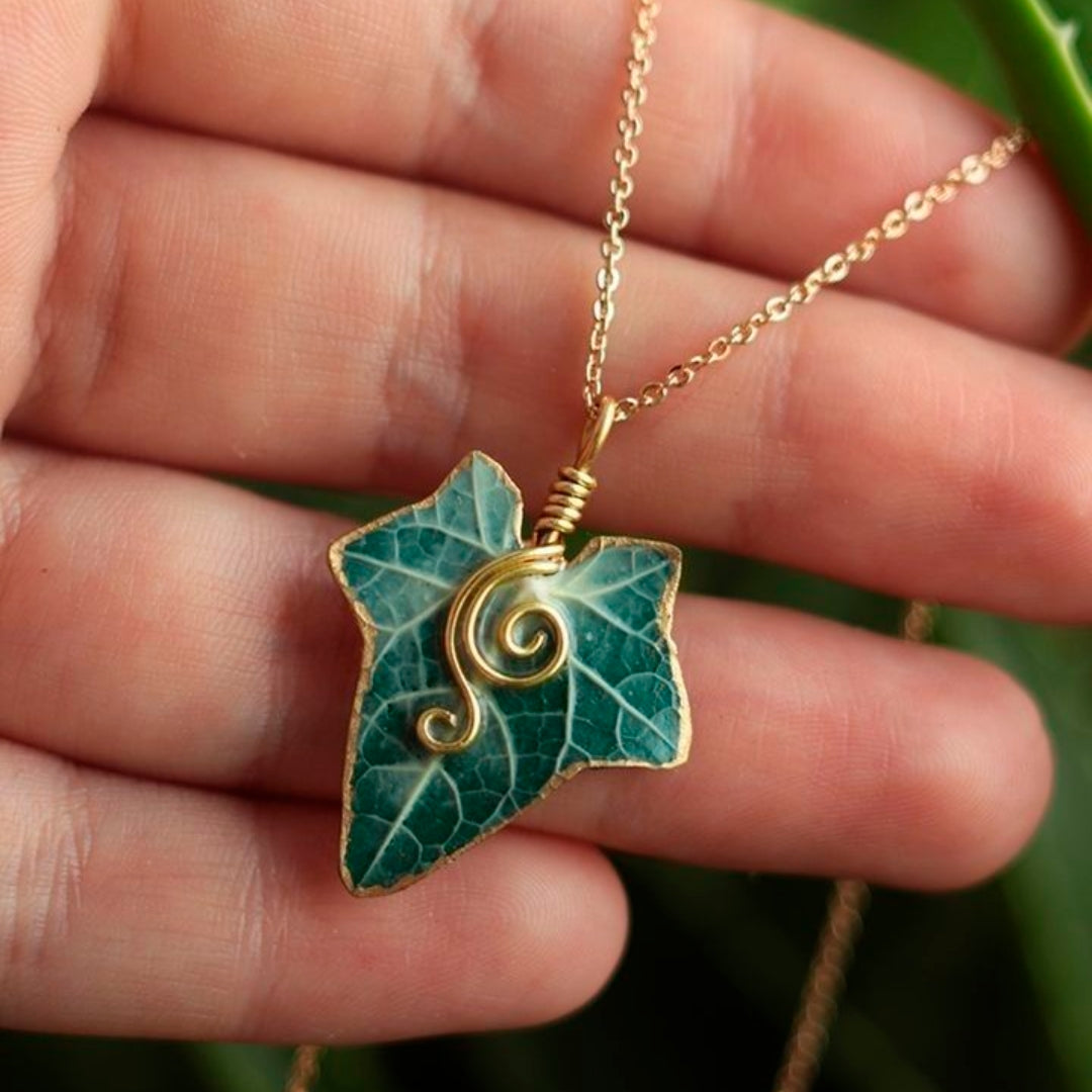 Collar de hoja verde natural
