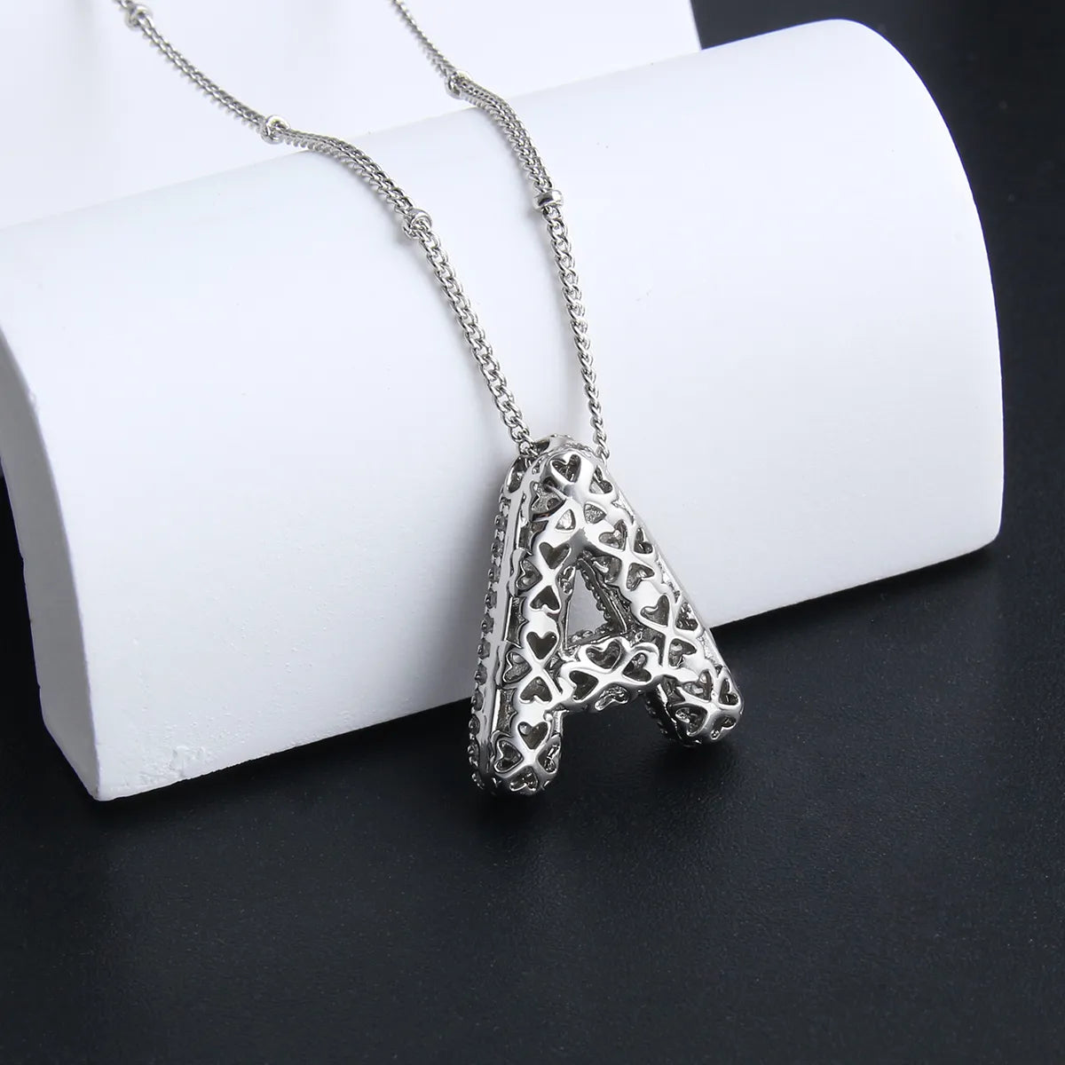 Set de collares con iniciales Bubble Letter | Oro blanco