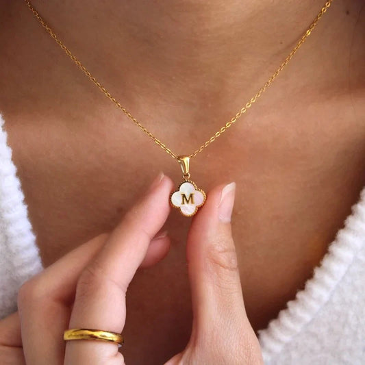 Collar de inicial en forma de trébol