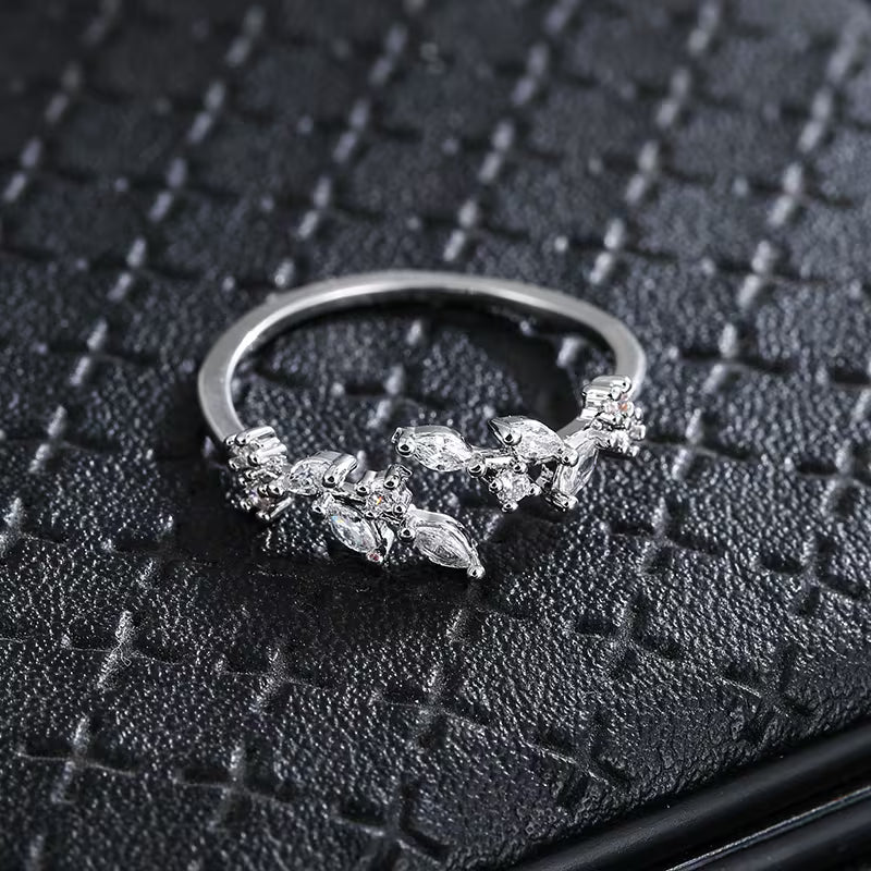 Anillo Elegante Ajustable con Circonita