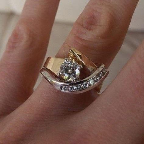 Anillo vintage de oro y circonita irregular plata y dorado