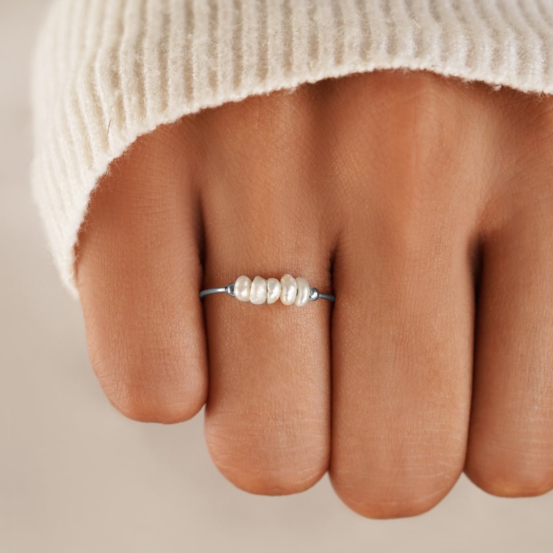 Anillo clásico de perlas de agua dulce y plata