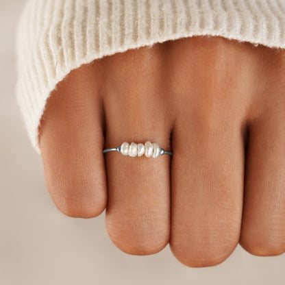 Anillo clásico de perlas de agua dulce y plata