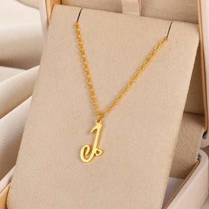 Collares con colgante de inicial en letra cursiva