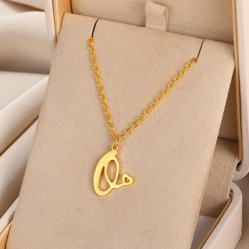 Collares con colgante de inicial en letra cursiva