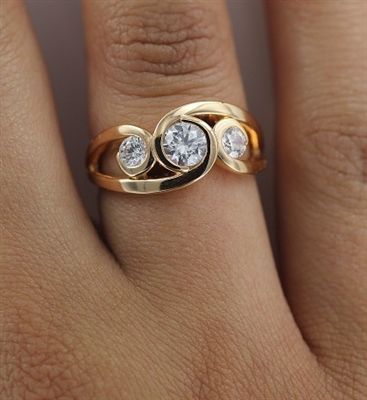 Anillo Espiral Dorado con Zirconia Incrustada Vintage