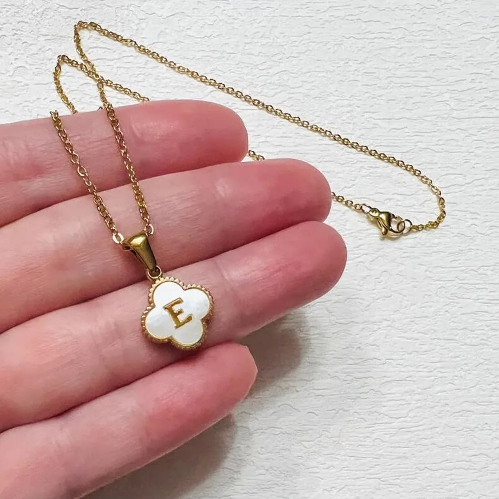 Collar de inicial en forma de trébol