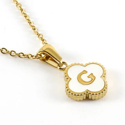 Collar de inicial en forma de trébol