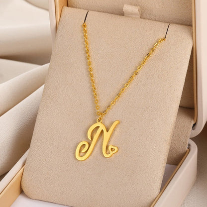 Collares con colgante de inicial en letra cursiva