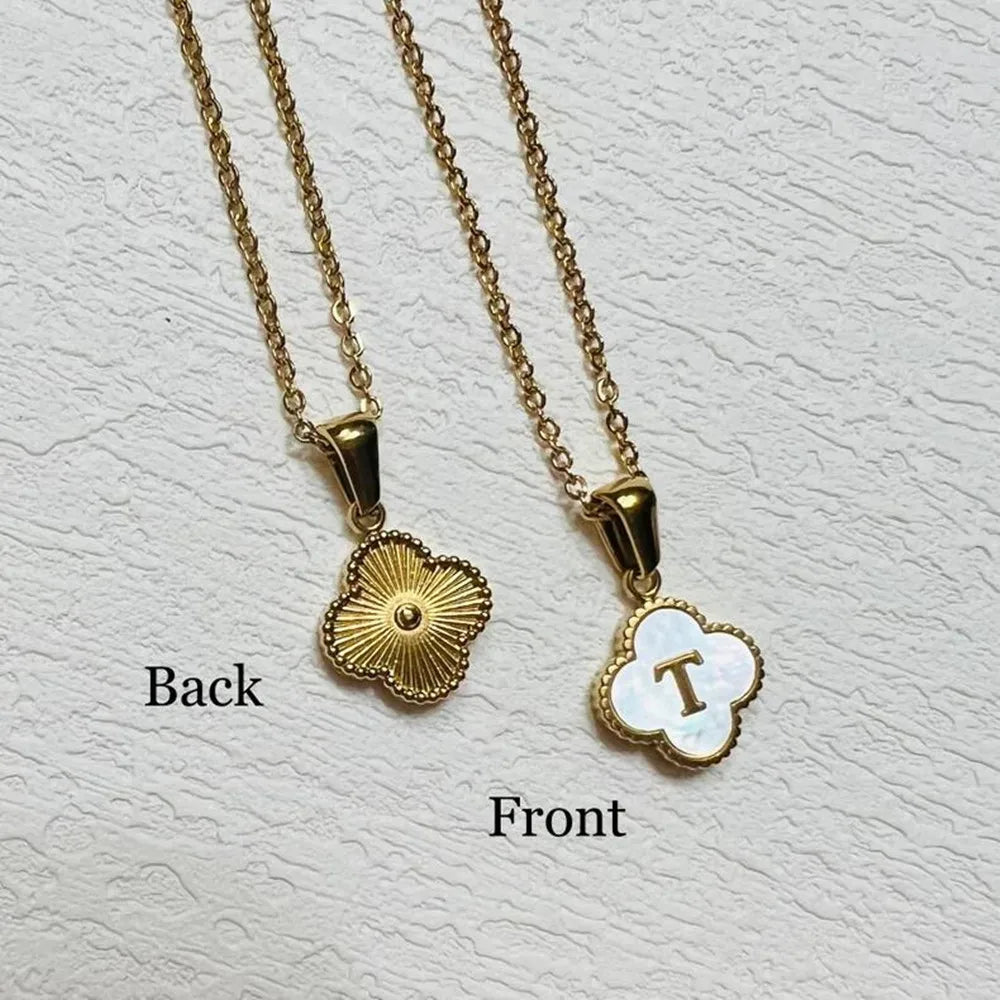 Collar de inicial en forma de trébol