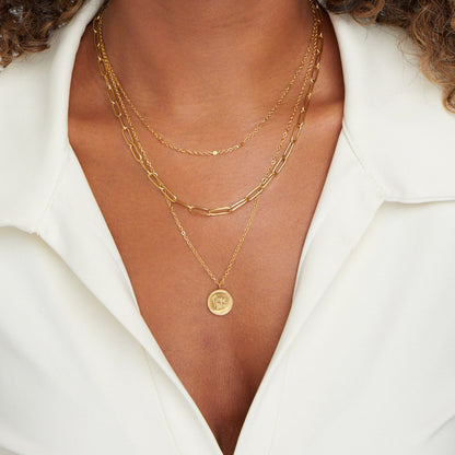 Collar estratificado con moneda