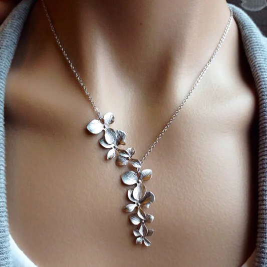 Collar vintage de flor plateada