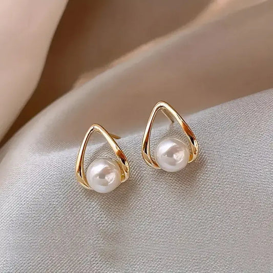 Pendientes triangulares calados con elegantes perlas